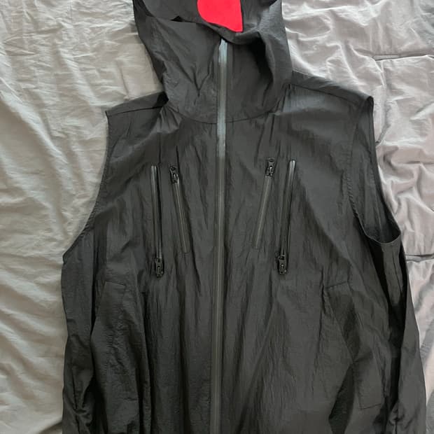 더뮤지엄비지터 나일론 후드 베스트