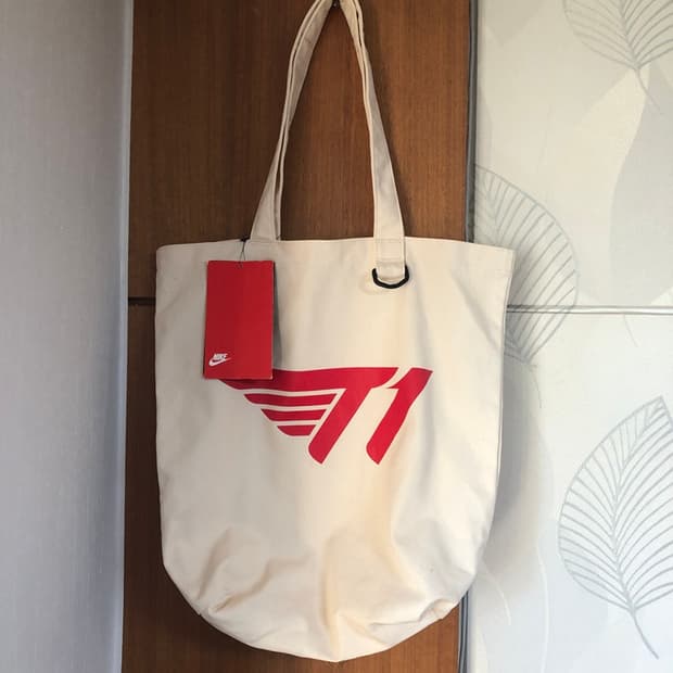 나이키X티원(T1) 콜라보컬렉션 헤리티지 토트백