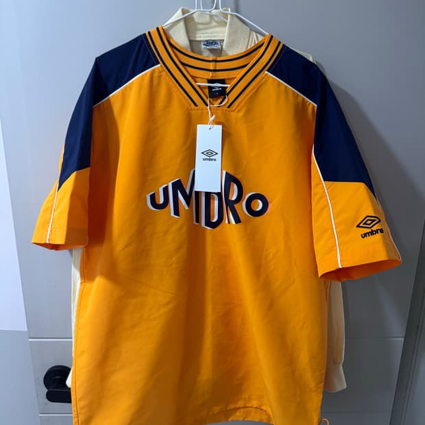 새상품 . 엄브로 프린팅 로고 웜업 