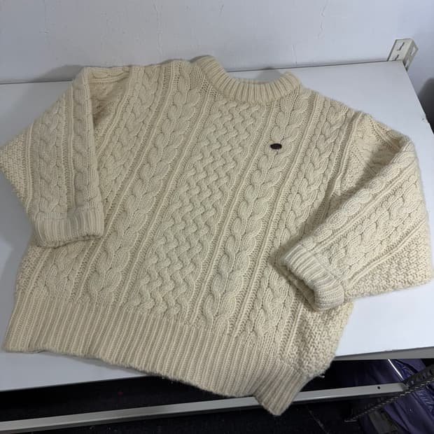 우먼OS 우드 WOOD 아이보리 오버핏 꽈베기 흰순이니트