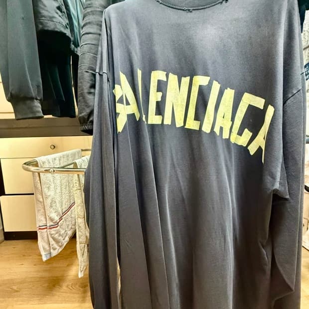 발렌시아가 테이프 타입 롱슬리브 팝니다.