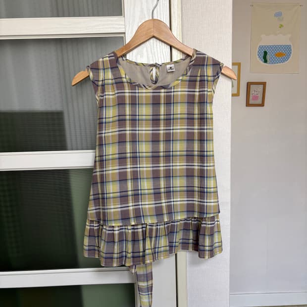 옐로우 체크 민소매 블라우스