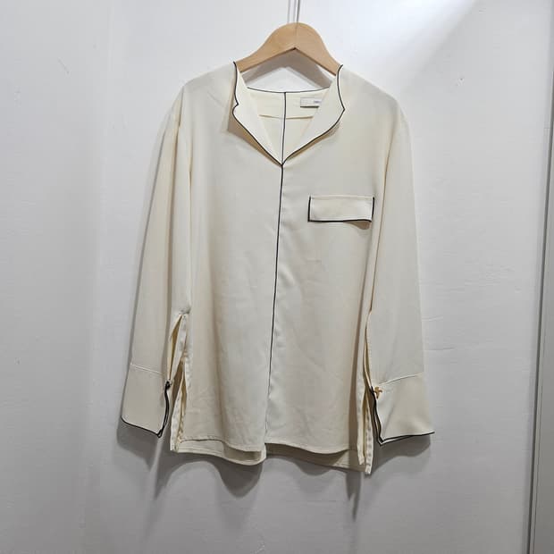 듀엘(DEWL) 브이넥 선파이핑 블라우스, 아이보리