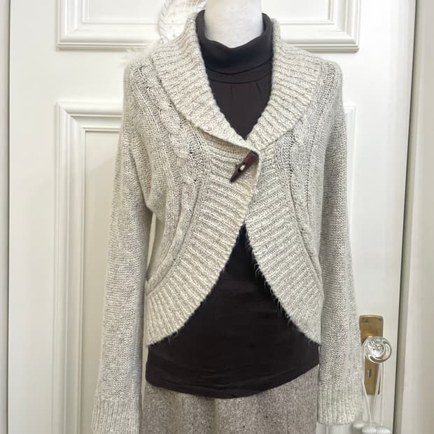 grayish beige one-button cardigan