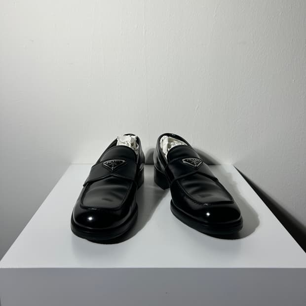 [K] 프라다 브러시드 레더 로퍼