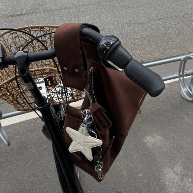 (필인더블랭크xDASHA) D Wide Strap Bag _Brown