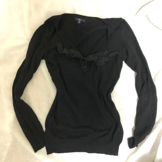 GAP 프릴 단추 니트 블랙 공겜여주