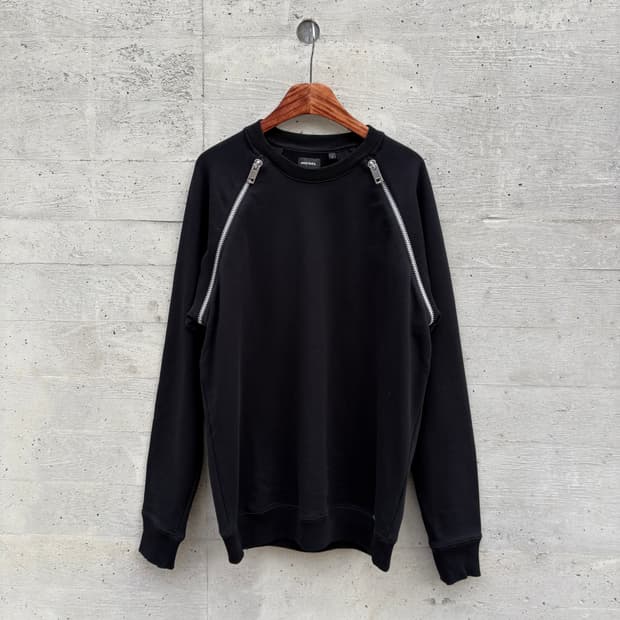 디젤 숄더 사이드 지퍼 스웻셔츠
