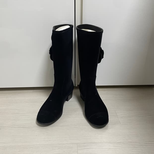 샤넬 스웨이드 카멜리아 부츠 38사이즈