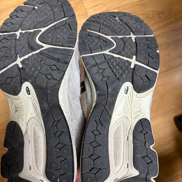 뉴발란스 2002R 그레이