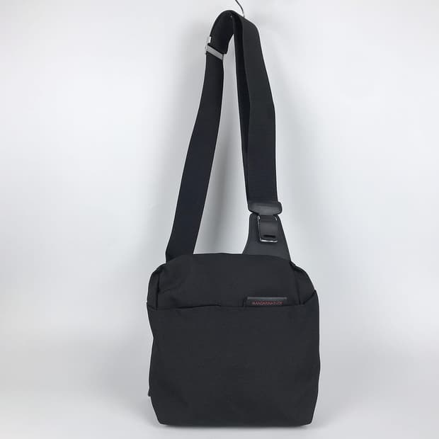 만다리나덕 남성 크로스백 가방