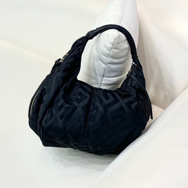 지방시 로고 패턴 호보백 (정품)