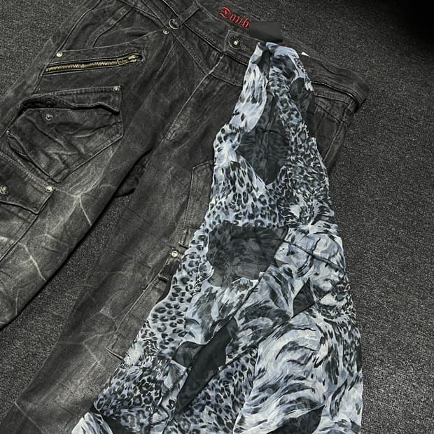 Silky grey Leopard scarf