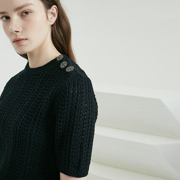 타임(TIME) 버튼 디테일 반팔 니트 55-66