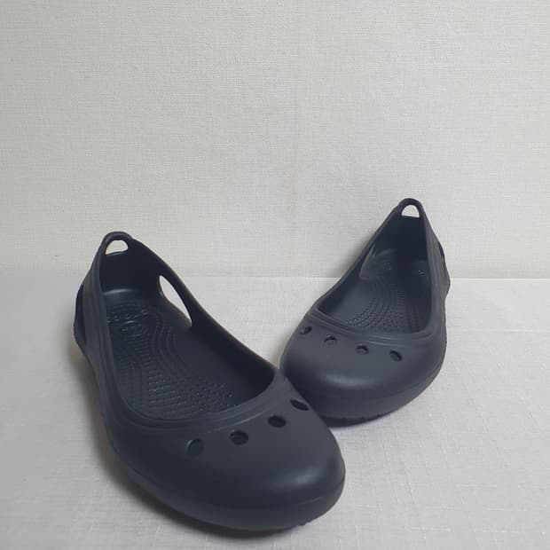 240mm 크록스 카디 플랫 블랙 W7 여성 플랫슈즈