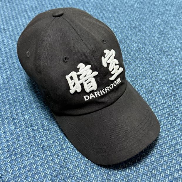DARKROOM 자수 화이트 로고 볼캡