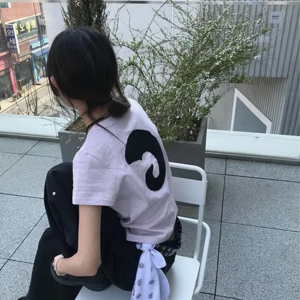 탄산마그네슘 혼 아플리케 반팔 티셔츠