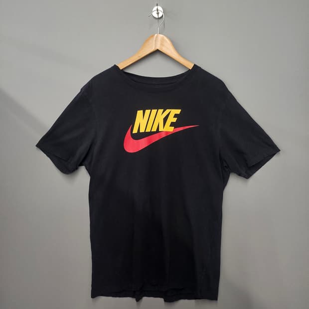 나이키 빅로고 프린팅 반팔티 블랙
