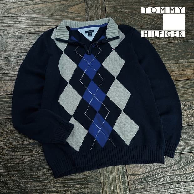 [타미힐피거] 로고 자수 아가일 체크 하프집업 반집업 니트 M19802