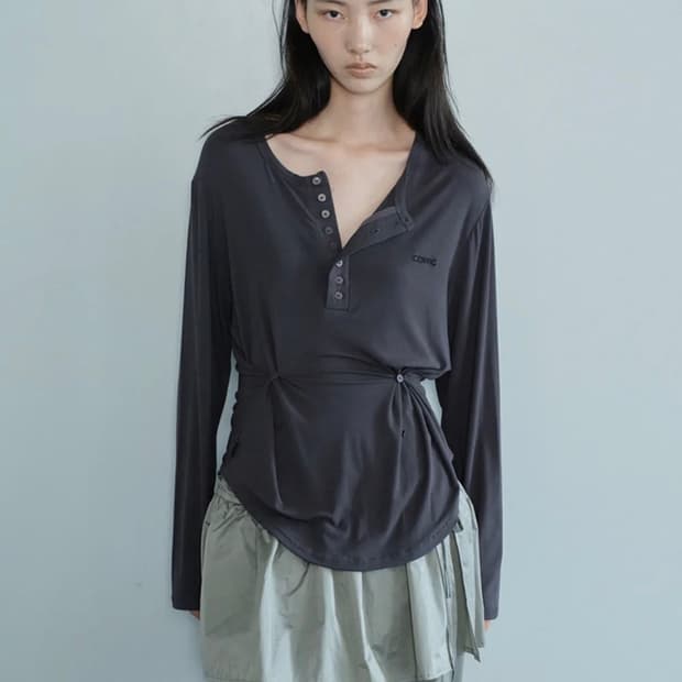 세릭 BUTTON HENLEY NECK TOP / CHARCOAL