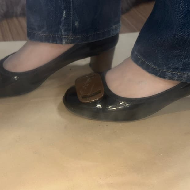 FERRAGAMO 블랙 애나멜 구두 6D