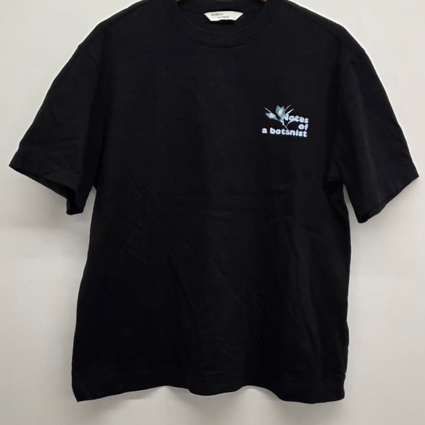 앤드지+신혜우작가 콜라보 그래픽 자수
순면 반팔티.   싸이즈 100