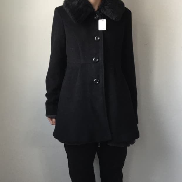 Fake fur collar point coat