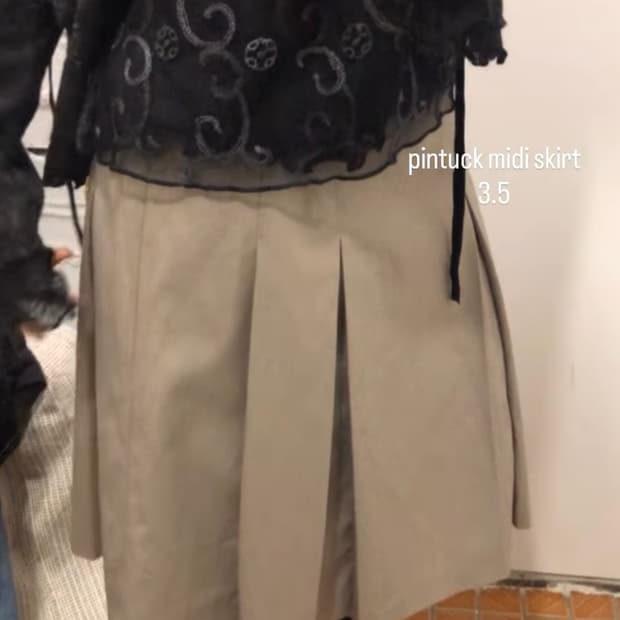 베이지 플리츠 미디스커트