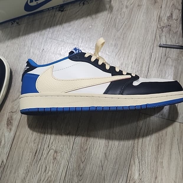 트레비스 스캇 나이키 조던 프라그먼트 로우 판매