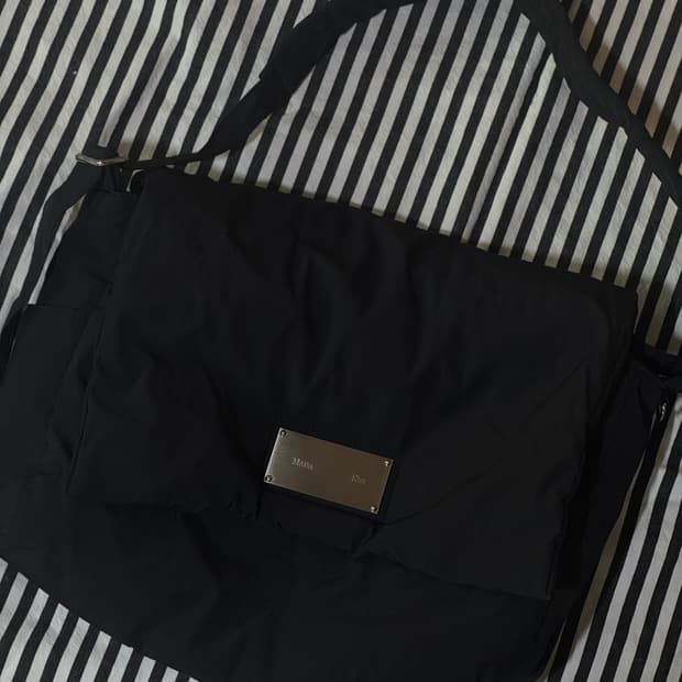 마뗑킴 BIG PADDING MESSENGER BAG IN BLACK