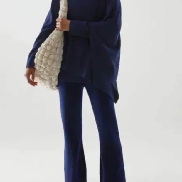 코스 메리노 울 하이브리드 케이프 니트