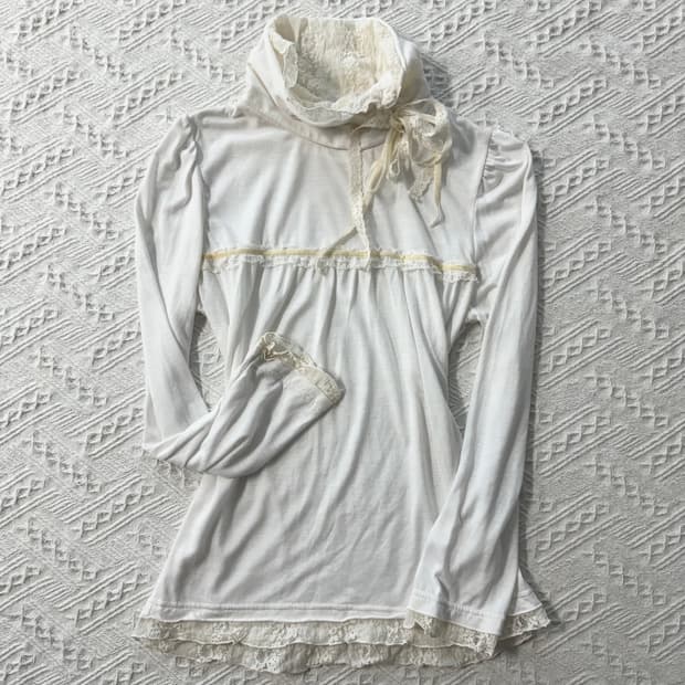 레이스 셔링 디테일 폴라 넥 티