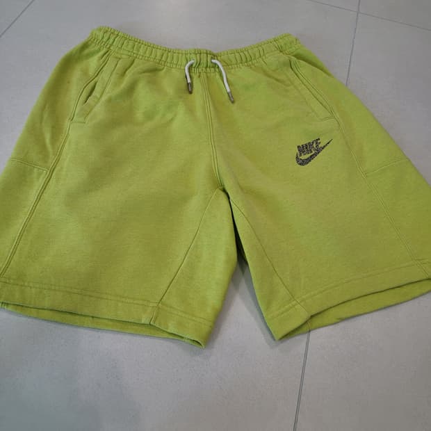 [M] 나이키 리바이벌 플리스 쇼츠 "아토믹 그린" – 감각적인 컬러와 