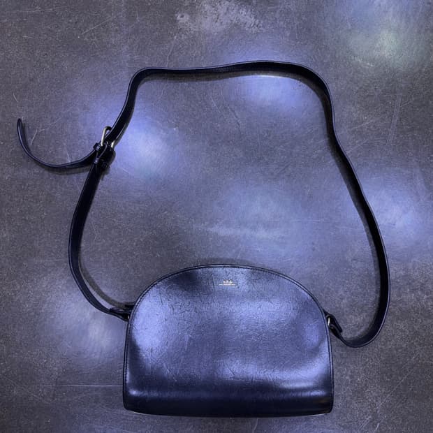 A.P.C 아페쎄 하프문 레더 크로스백 가방