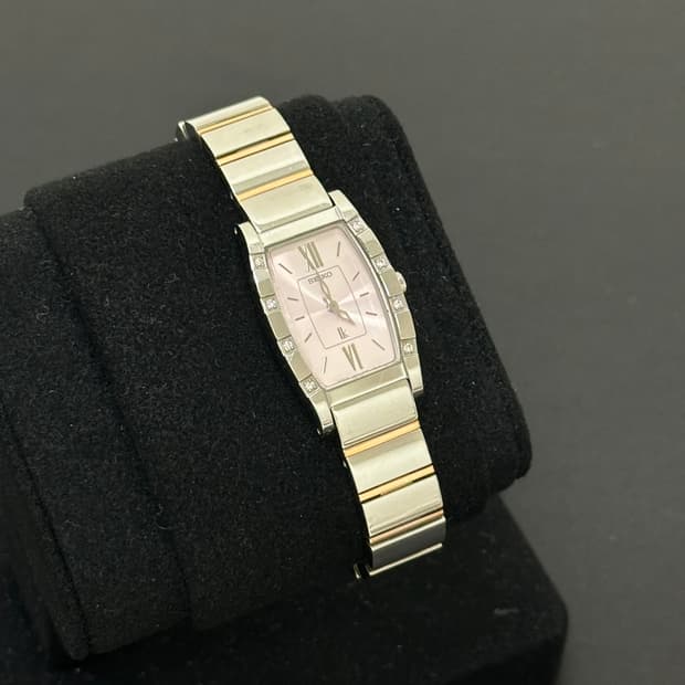 세이코 루키아 핑크 다이얼 큐빅 쿼츠 시계