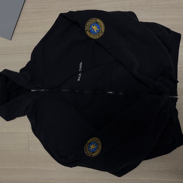 [4] 발렌시아가 유니폼 패치 후드 집업 페이드 블랙