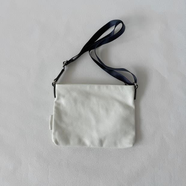 L.E.D.BITES 레더 크로스백