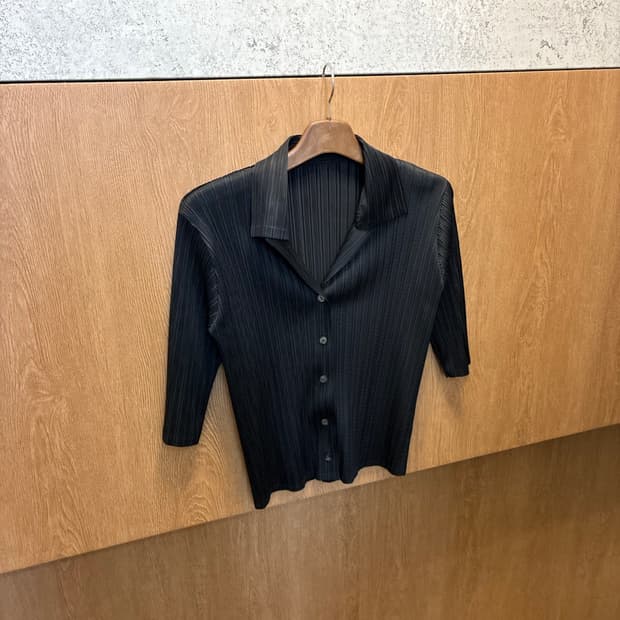 빈티지 플리츠 7부 블라우스 가디건 카라넥 버튼 디테일 블랙 k464