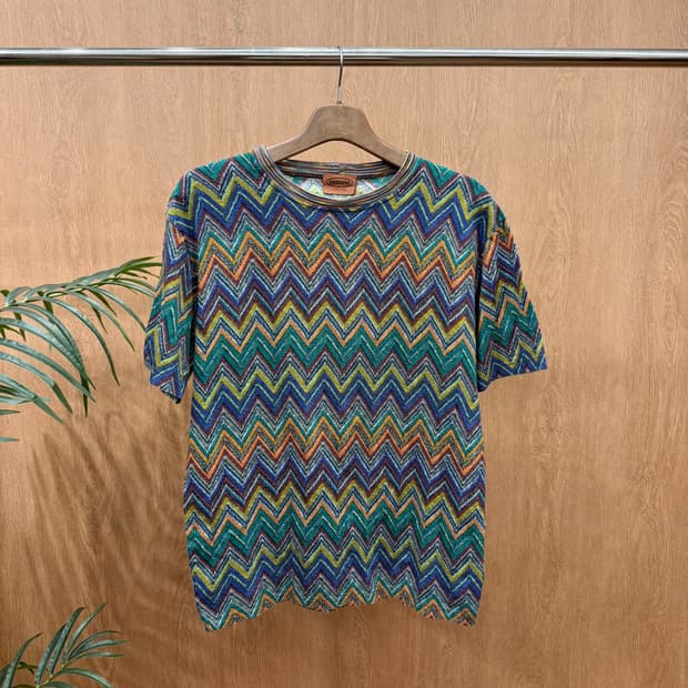 미쏘니 반팔 니트 티셔츠 시그니처 지그재그 패턴 디테일 멀티컬러