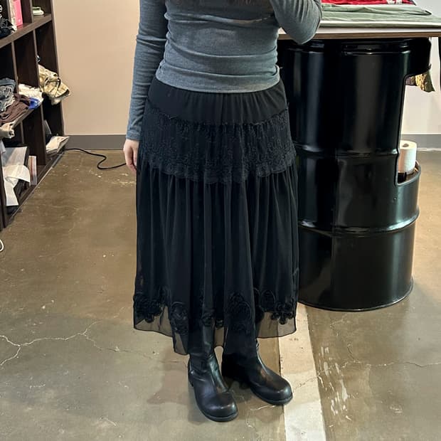 블랙 레이스 플라워 디테일 스커트