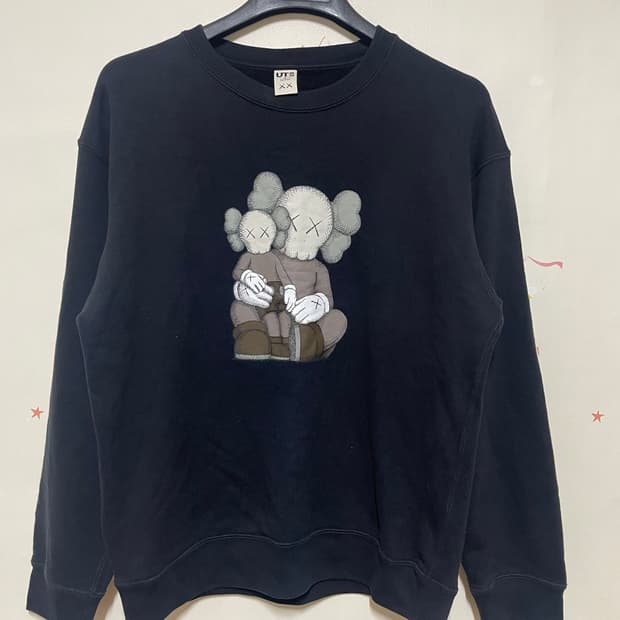 유니클로 KAWS 맨투맨 블랙