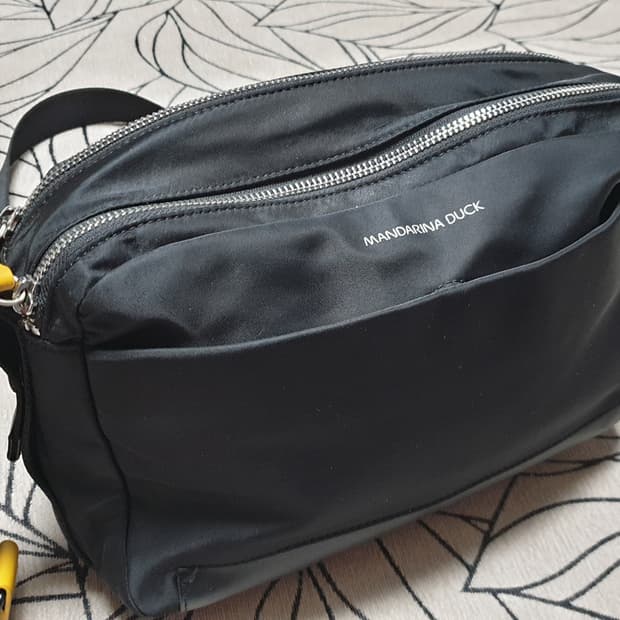 만다리나덕 블랙 크로스백 ORE ORT23651