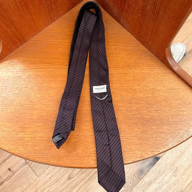 생로랑 버건디 스트라이프 내로우 넥타이