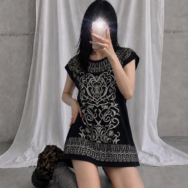 자수 패턴 롱 반팔 티셔츠