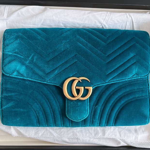 구찌 마몬트 마틀라쎄 벨벳 클러치