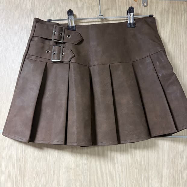 브라운 버클 레더 미니 스커트
