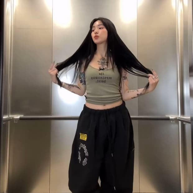 더미스테리어스호텔 레터링 나시