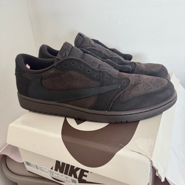 조던1 트래비스 스캇 벨벳 브라운 300