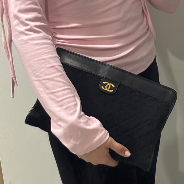 샤넬 블랙 금장 퀼팅 클러치백