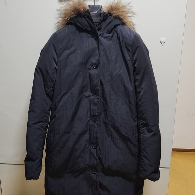 띠어리 후드 라쿤털 장식 블랙 롱 패딩